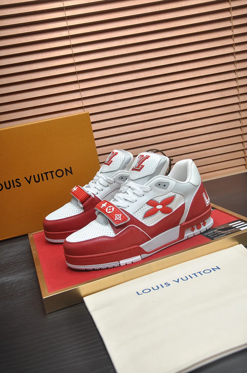 Men's shoes 💰660💶Original development, quality shipping, welcome to compare - LV sneaker series LV Trainer Maxi sneakers introduce the loose silhouette of the ready-to-wear series into the LV Trainer sneaker design written by Virgil Abloh, making an eye-catching appearance in the spring and summer men's wear shows. The cow leather upper is combined with rough fabric laces, and colorful beading highlights the brand's classic elements. LV letters mark the tongue and Monogram floral outsole. Mixed materials Made of first-layer cowhide, wrapped in imported custom-printed denim, thick shoelace design, large Monogram print on the side, "lv 54" badges on the tongue and heel, rubber outsole decorated with Monogram flowers, mesh lining and cotton feet, the comfort is as extreme as ever, premium heritage, quality first, worth owning! Size: Women's 35-39 (customized at 40, non-refundable) Men's 39-45 (customized at 38.46, non-refundable) ♡Full set of packaging with original gift box